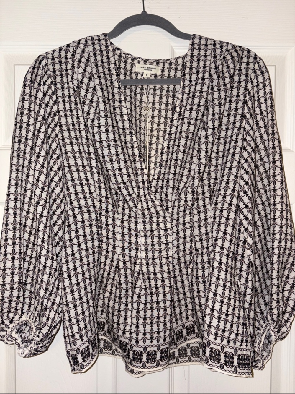 NWT Max Studio Black & Cream Printed V-Neck Plunge Peasant Blouse
